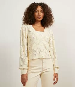 Casaco em Tricô com Ponto Diferenciado Bordado Floral e Botões