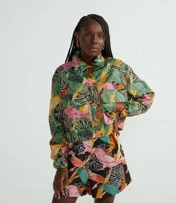 Jaqueta Gola Alta Estampa Selva com Bolsos