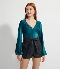 Blusa Curta em Veludo com Mangas Bufantes e Abotoamento Frontal