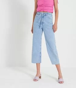 Calça Pantacourt Jeans Lisa com Cinto Faixa Estreito
