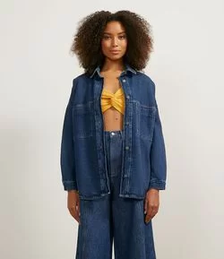Jaqueta em Jeans com Bolsos Frontais e Costuras Contrastantes