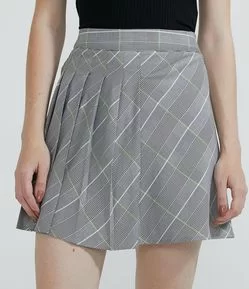 Saia Evasê em Viscose Xadrez com Metade Plissada e Cós Elástico