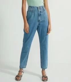 Calça Mom em Jeans com Elástico no Cós Bolso Faca e Pregas na Cintura