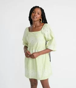 Vestido Curto em Algodão com Bordados e Mangas Bufantes
