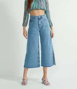 Calça Pantacourt Jeans com Abertura na Lateral e Barra a Fio