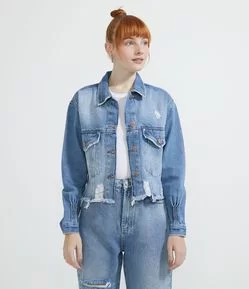 Jaqueta Cropped Jeans com Puídos e Barra Desfiada