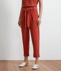 Calça em Viscose Texturizada com Cinto Faixa