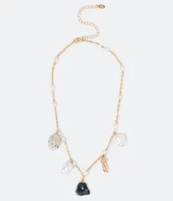 Colar Curto com Pingentes e Pérolas Artificiais na Corrente