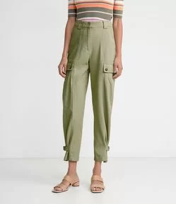 Calça Cargo em Sarja com Bolsos