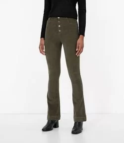 Calça Boot Cut com Botões em Veludo