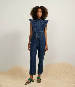 Macacão Longo Jeans com Babados nos Ombros e Cinto Faixa