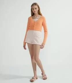 Cardigan Cropped Peludinho em Tricô com Abotoamento Frontal