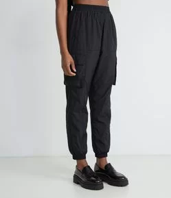 Calça Cargo em Poliamida com Bolsos