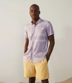 Camisa Manga Curta em Viscose Estampa Bandana