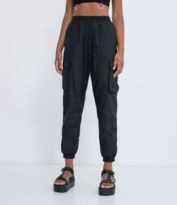 Calça Cargo com Elástico no Cós e na Barra e Bolsos Aplicados