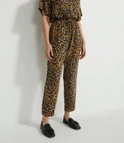 Calça Fluida em Crepe com Estampa de Oncinha