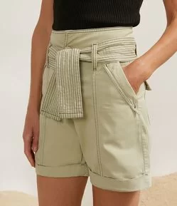 Bermuda Clochard em Sarja com Cinto Faixa e Pespontos Contrastantes
