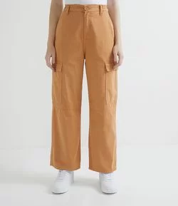 Calça Reta em Sarja com Bolsos Cargo e Elástico no Cós