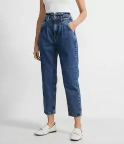 Calça Mom Jeans com Cós Diferenciado e Pregas Frontais