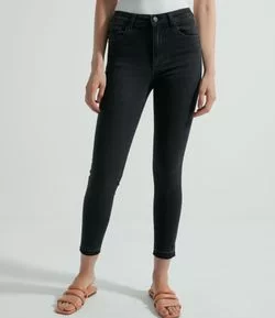 Calça Skinny Jeans com Barra Desfiada
