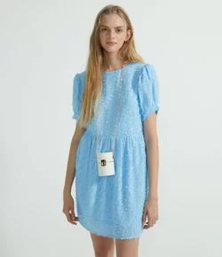 Vestido Curto Texturizado com Manga Bufante