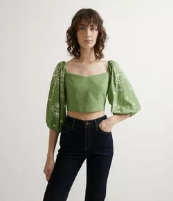 Blusa Cropped em Algodão com Manga Bufante e Bordados