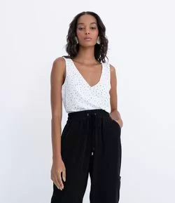 Blusa Alça Larga Decote V Frente e Costas Estampa Poá