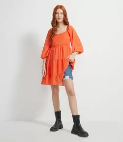 Vestido Curto Texturizado com Mangas Bufantes e Babados