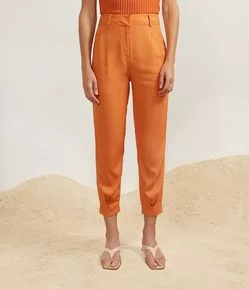 Calça Cenoura em Crepe com Pregas e Zíper na Barra