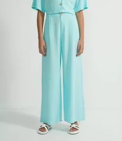 Calça Pantalona em Viscolinho com Bolsos e Pregas Frontais