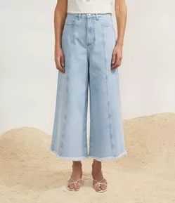 Calça Pantacourt em Jeans com Recorte Frontal e Barra Desfiada