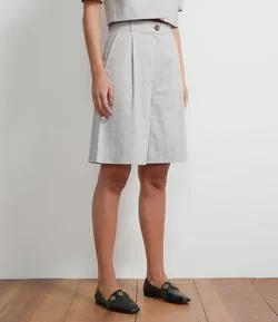 Bermuda Alfaiataria Alongada em Oxford com Pregas Frontais e Botão Pitanga