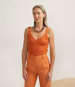 Blusa Regata em Tricô Canelado com Busto Trabalhado e Alças Largas