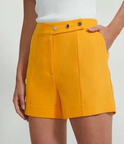 Short Alfaiataria com Botões Dourados e Bolsos Frontais