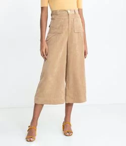 Calça Pantacourt em Veludo com Bolsos Frontais