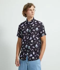 Camisa Manga Curta em Viscose Estampa Alien