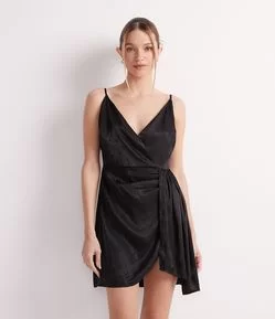 Vestido Curto em Cetim com Decote Transpassado e Pregas na Cintura