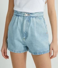 Short Mom Jeans Liso com Pregas e Cós Enviesado