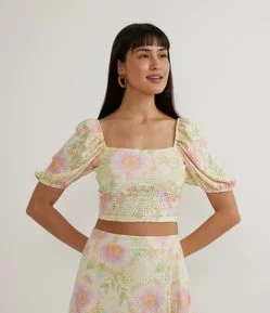 Blusa em Laise com Estampa Floral e Costas Transpassadas