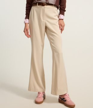 Calça Flare de Cintura Média em Alfaiataria com Risca de Giz Bege