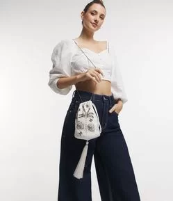 BOLSA BUCKET PEQUENA DE MIÇANGAS COM BORDADOS DE CONCHAS ESTRELAS DO MAR E COQUEIROS