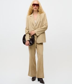 Blazer em Suede com Lapela e Bolsos Laterais Bege