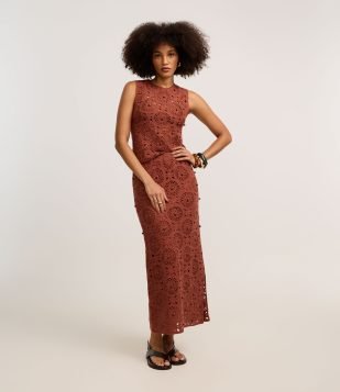Saia Long Midi Cintura Alta em Tricô Crochetado com Miçangas Marrom