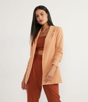  Blazer Alfaiataria Alongado em Crepe com Franzidos nos Punhos Marrom 