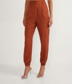  Calça Cenoura em Crepe com Pregas e Elástico nos Punhos Marrom 