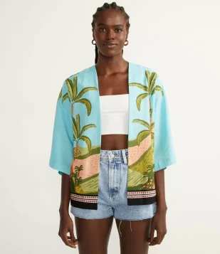 KIMONO EM LINHO COM ESTAMPA DE PAISAGEM TROPICAL E MANGA CURTA AZUL