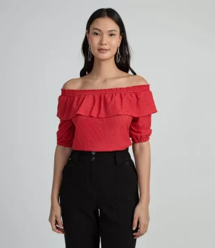 BLUSA CIGANINHA TEXTURIZADA COM DECOTE OMBRO A OMBRO E BABADO VERMELHO
