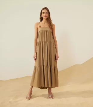 VESTIDO AMPLO EM VISCOSE COM BABADOS E ALÇA DE CORDA COM AVIAMENTOS MARROM