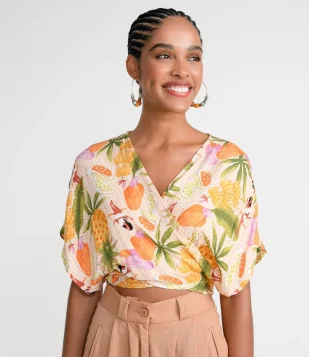 BLUSA CROPPED EM VISCOSE COM ESTAMPAS DE FRUTAS VERDE