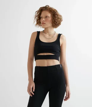 BLUSA REGATA CROPPED CANELADA COM ABERTURA ABAIXO DO BUSTO PRETO